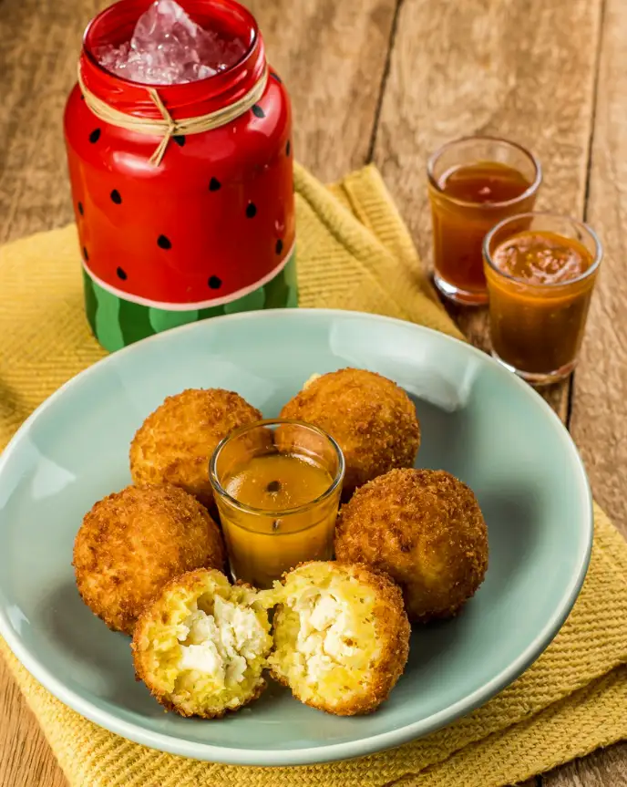 bolinhos-de-mandioquinha-com-queijo-canastra
